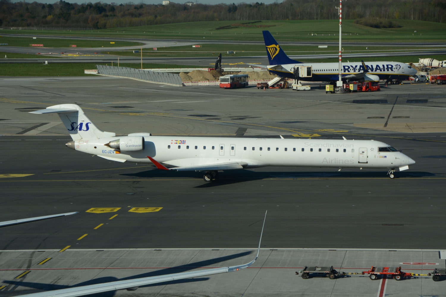 Uno de los CRJ90 operados por Air Nostrum para SAS, la cual exige que sean tripulaciones de Air Nostrum quienes los operen.