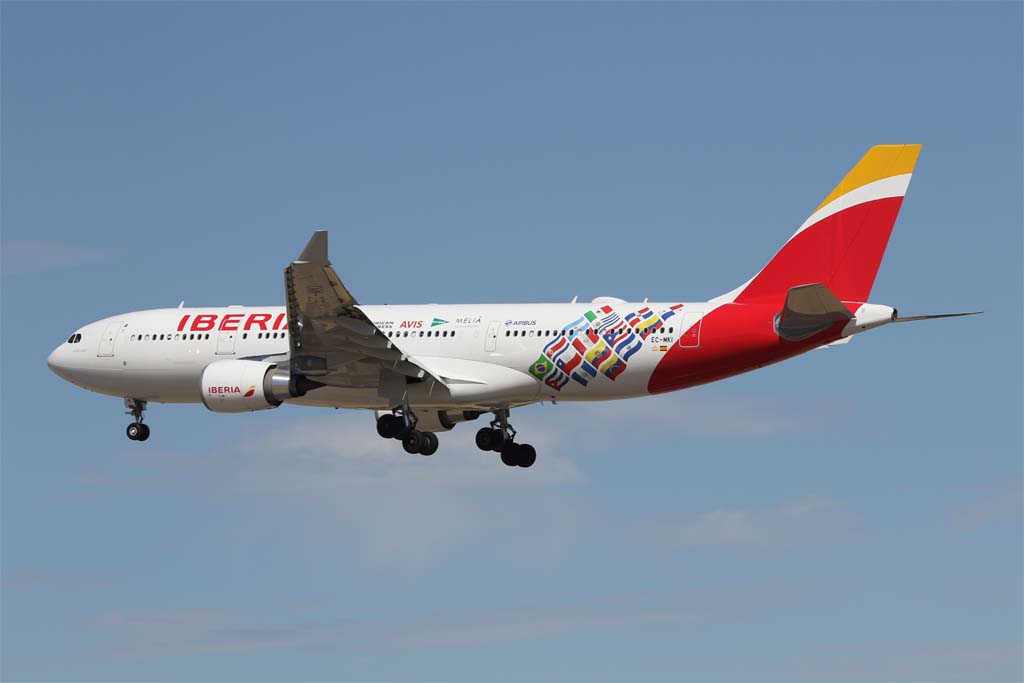 El Airbus A330-200 EC-MKI con las banderas de los países Latinoamerica a los que vuela Iberia y de algunos de sus socios en el programa de viajeros frecuentes Iberia Plus y proveedores (Foto: Javier Sánchez)
