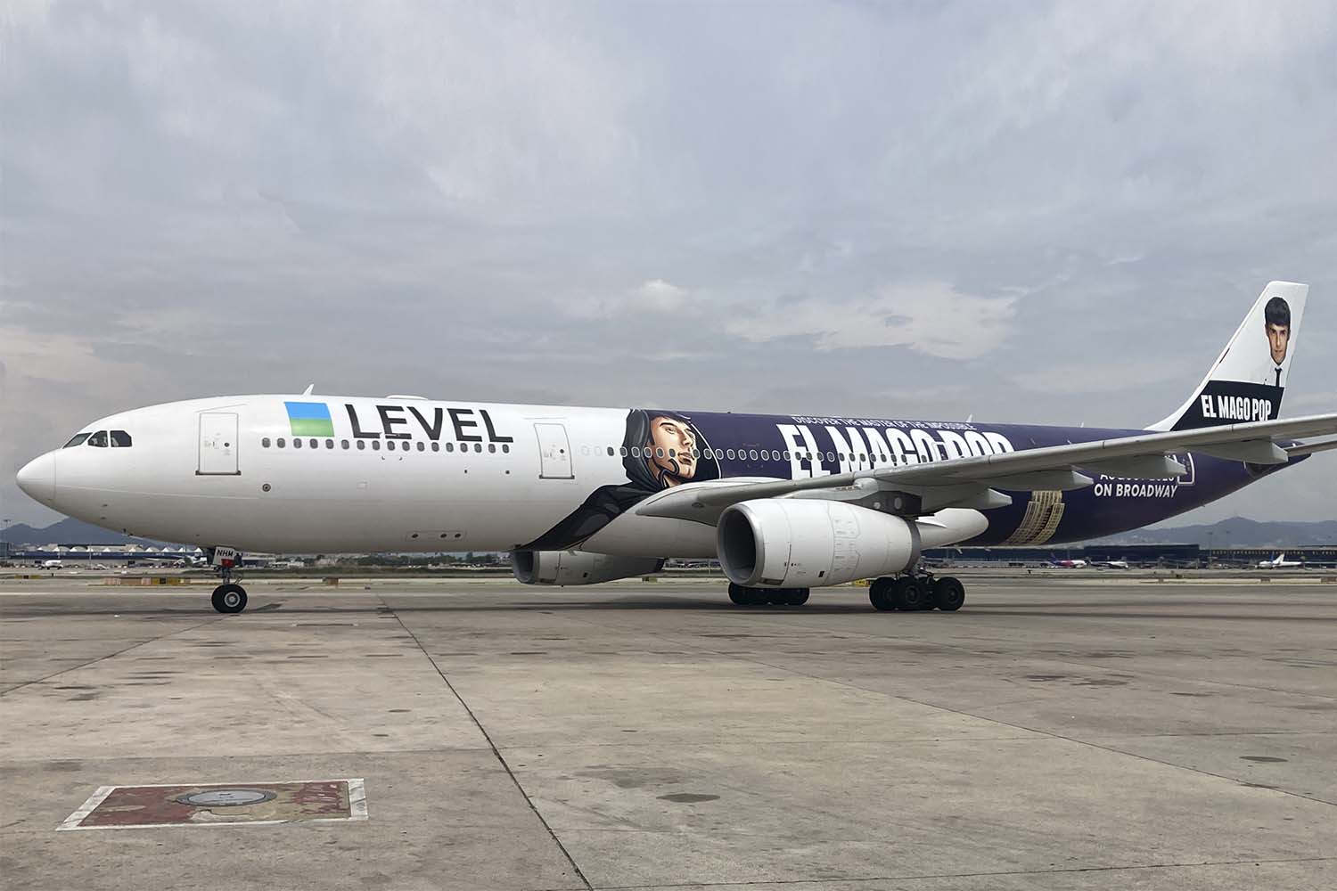 El Airbus A330-300 EC-NHM con los vinilos del mago Pop en Barcelona.