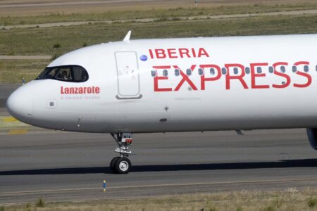 Airbus A321neo EC-NIA con el nombre de Lanzarote.