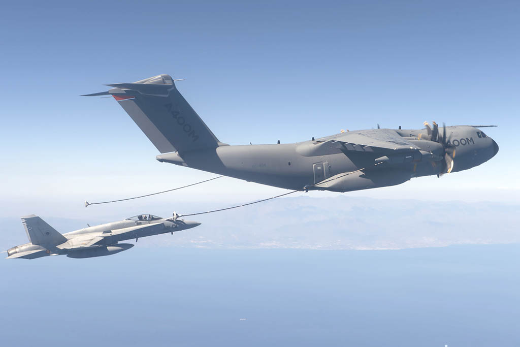 Repostaje de F/A-18 desde un A400M