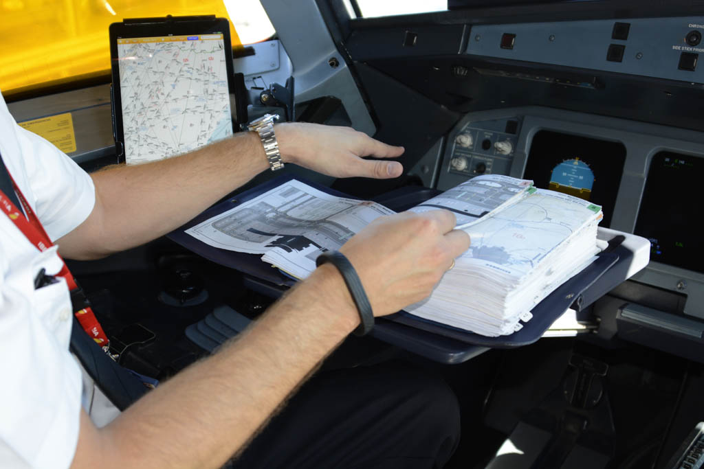 Manuales y EFB en un A321 de Iberia