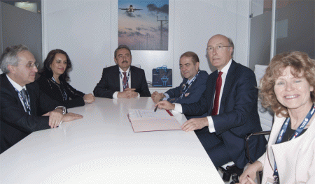 ENAIRE-W-ATM--C-firma-LSSIP Momento de la firma en el stand de Enaire