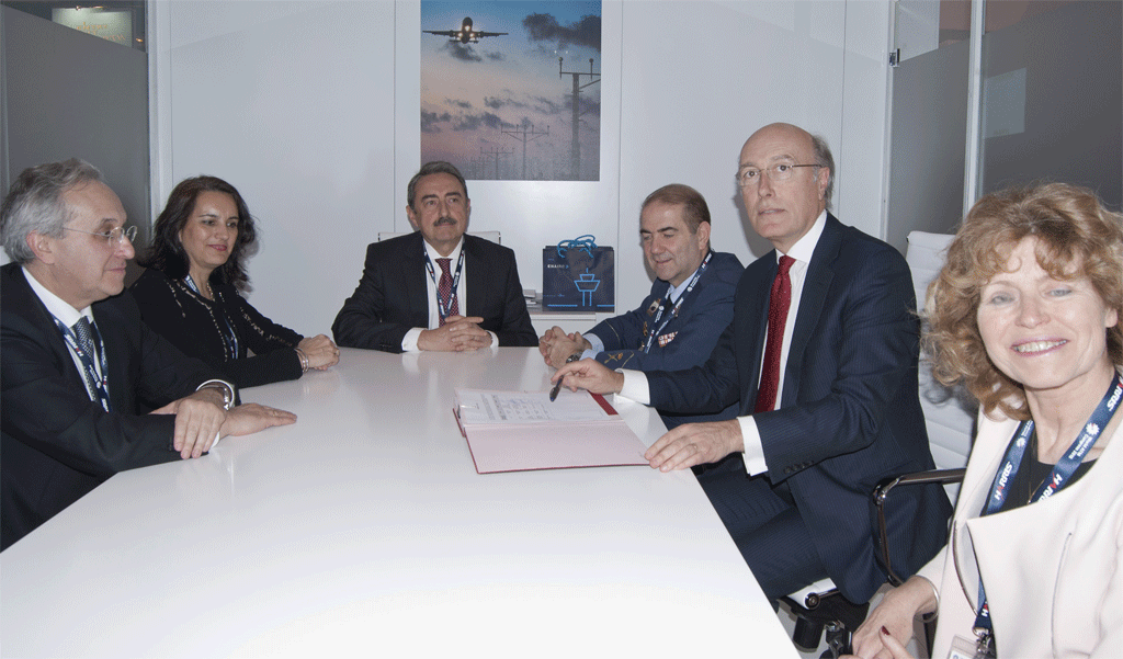 Momento de la firma en el stand de Enaire