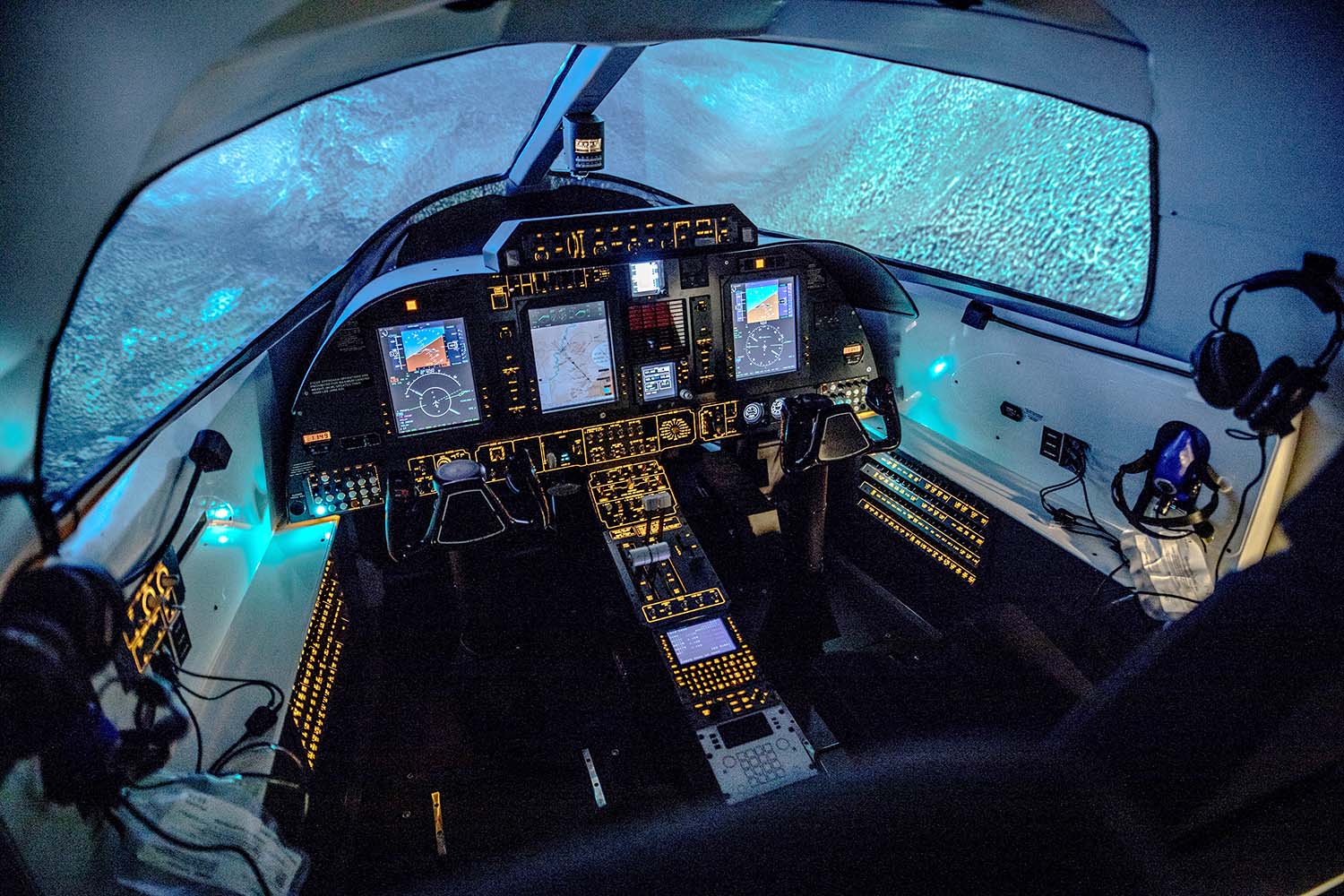 Detalle del cockpit y sistema visual del simulador Enrtrol A18.
