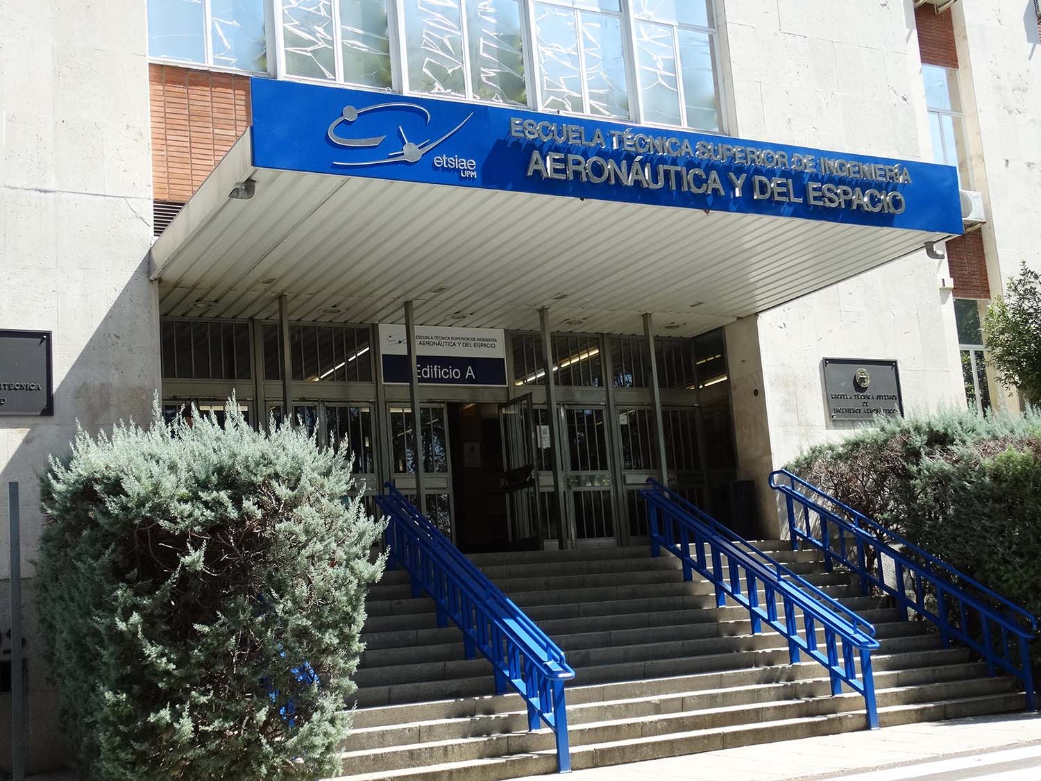 Acceso a la facultad de ingenieros técnicos superiores aeronáuticos y del espacio.