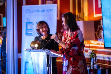 Isabel Maestre en un evento de la asociación Ellas Vuelan Alto.