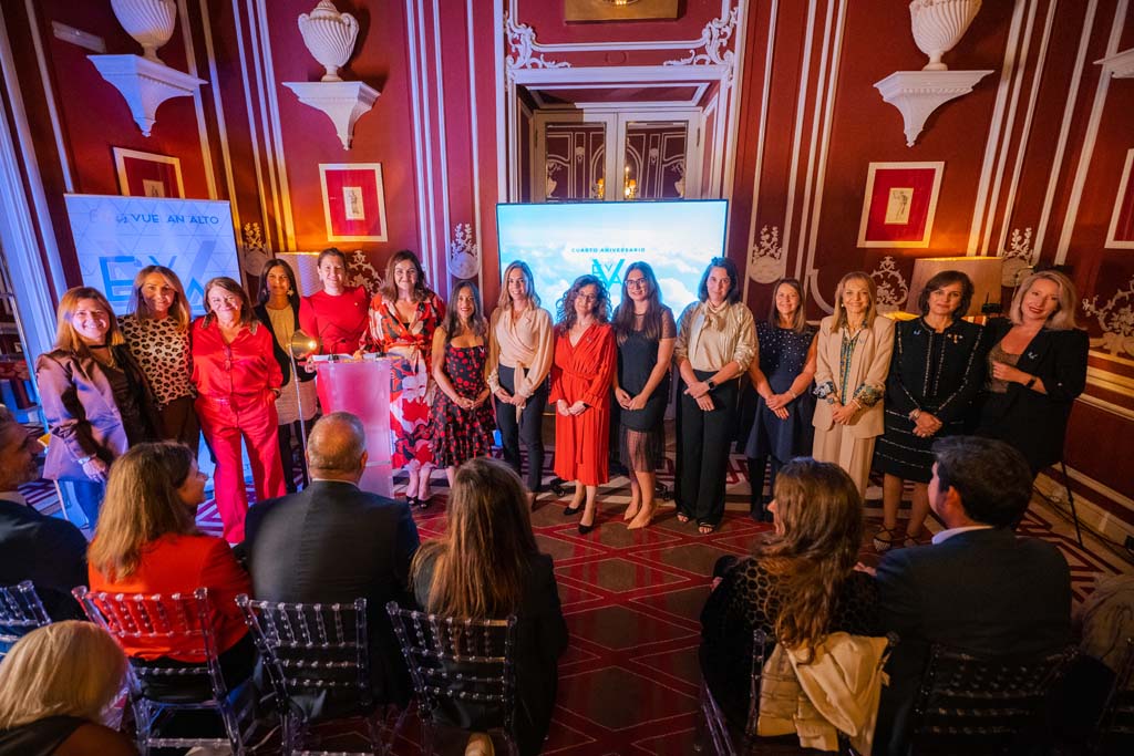 Junta directiva de EVA y socias colaboradoras de Ellas Vuelan Alto.