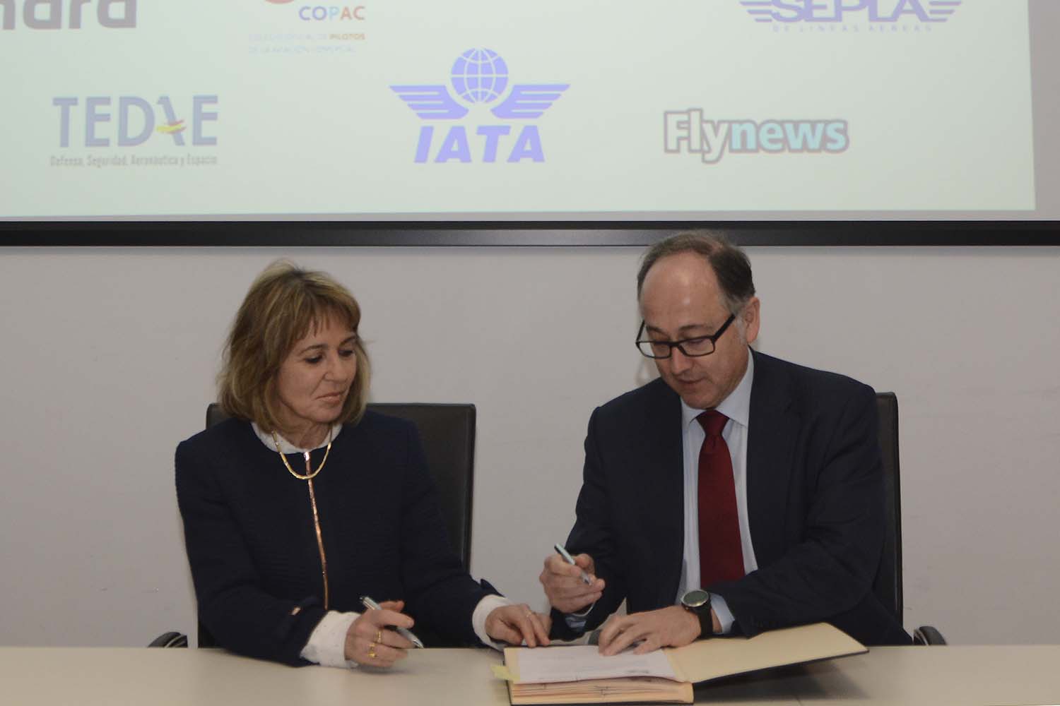 Tersea Busto, presidenta de Ellas Vuelan Alto, y Luis Gallego , presidente ejecutivo de Iberia durante la firma del acuerdo.