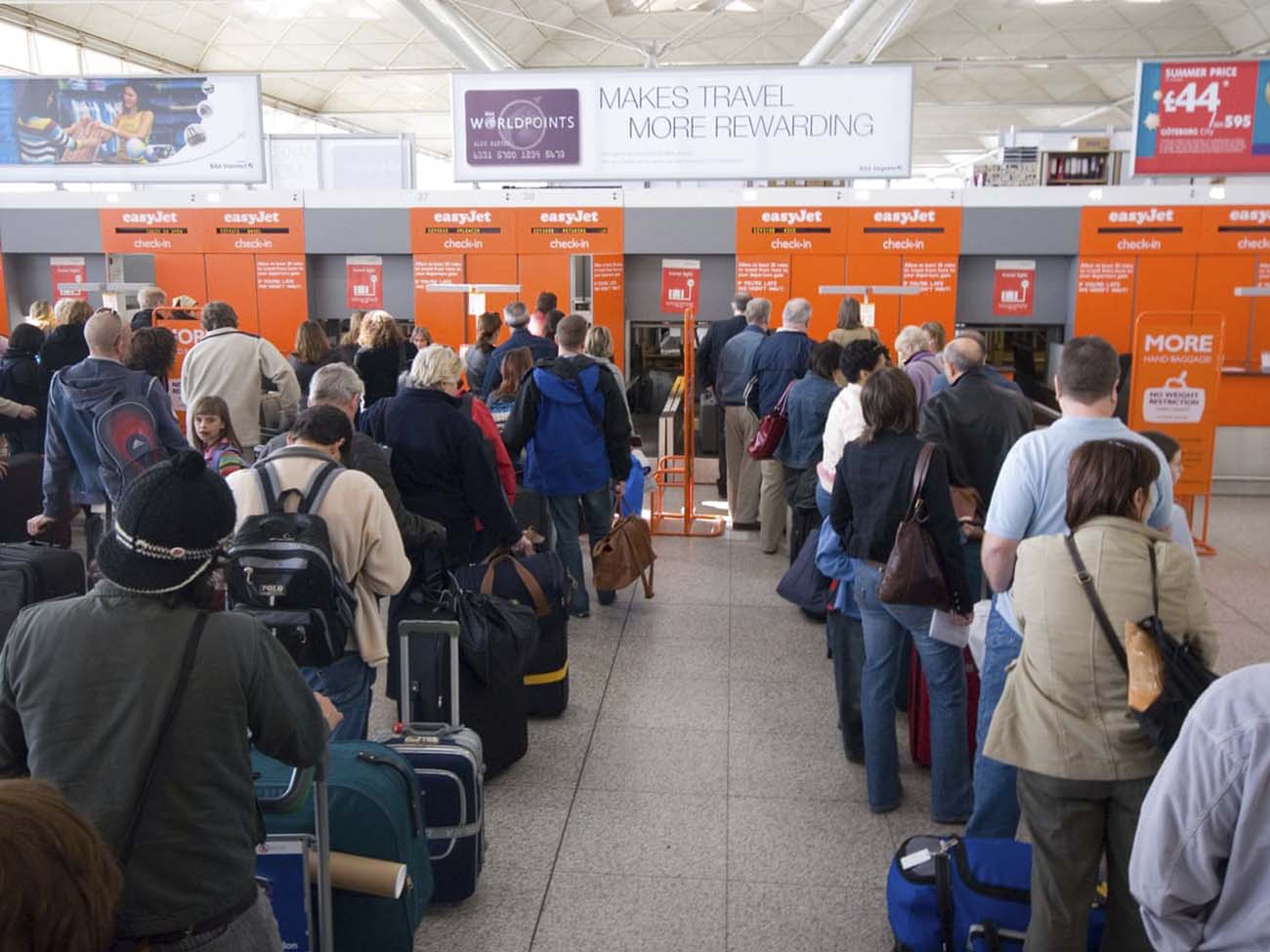 Mostradores de facturación de equipajes de Easyjet.