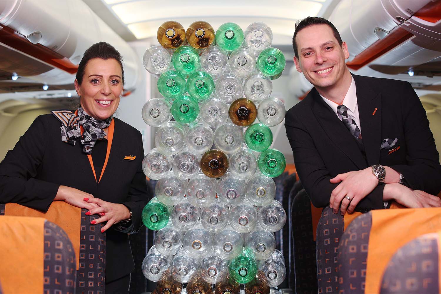 Dos tripulantes de Easyjet con el nuevo uniforme y botellas de pástico como las usadas para el mismo.