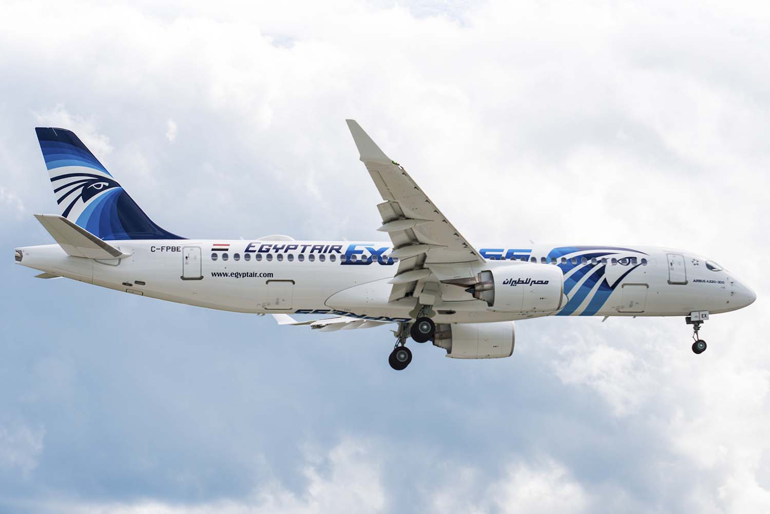 Con la llegada de los A220, Egyptair Express adoptará la misma librea que su matriz, a diferencia de los Embraer E175 que lucen una imagen distinta.