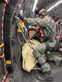 El herido a bordo del Super Puma del SAR durante su evacuación.