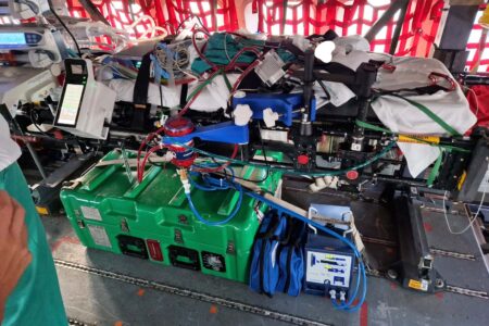 El niño de 5 años a bordo del C295 con todos los equipos médicos precisos para mantenerle con vida.