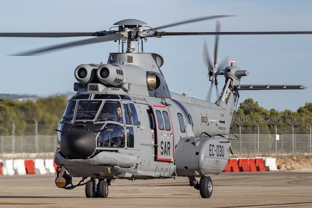 El nuevo H125 para el 803 Escuadrón durante una prueba previa a su entrega como denota el numeral militar tachado y la matrícula de pruebas EC-030 en el carenado del tren de aterrizaje.