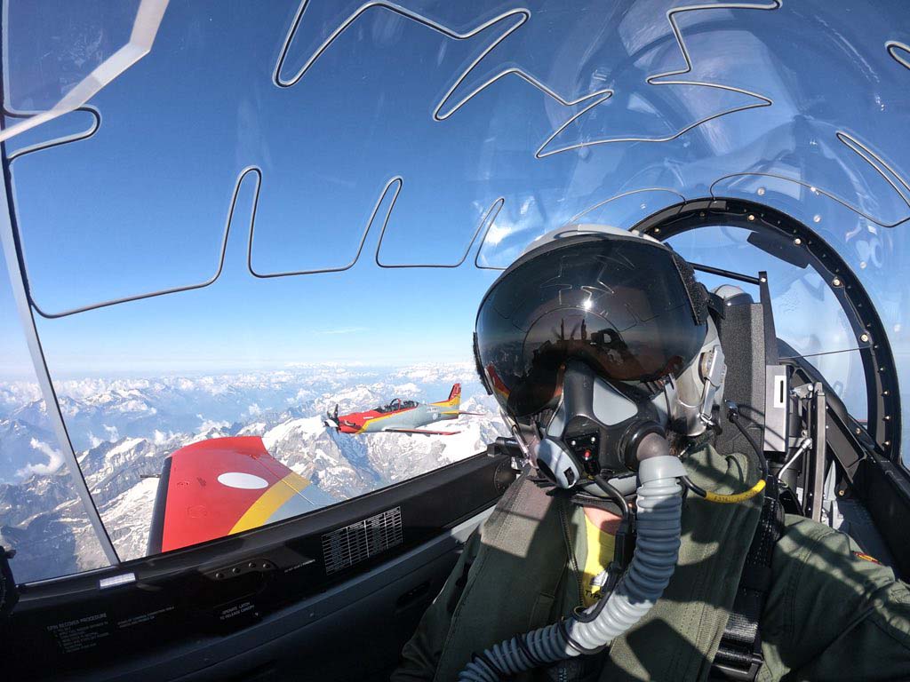 Uno de los instructores de PC-21 del Ejército del Aire durante uno de los vuelos sobre los Alpes durante su curso.