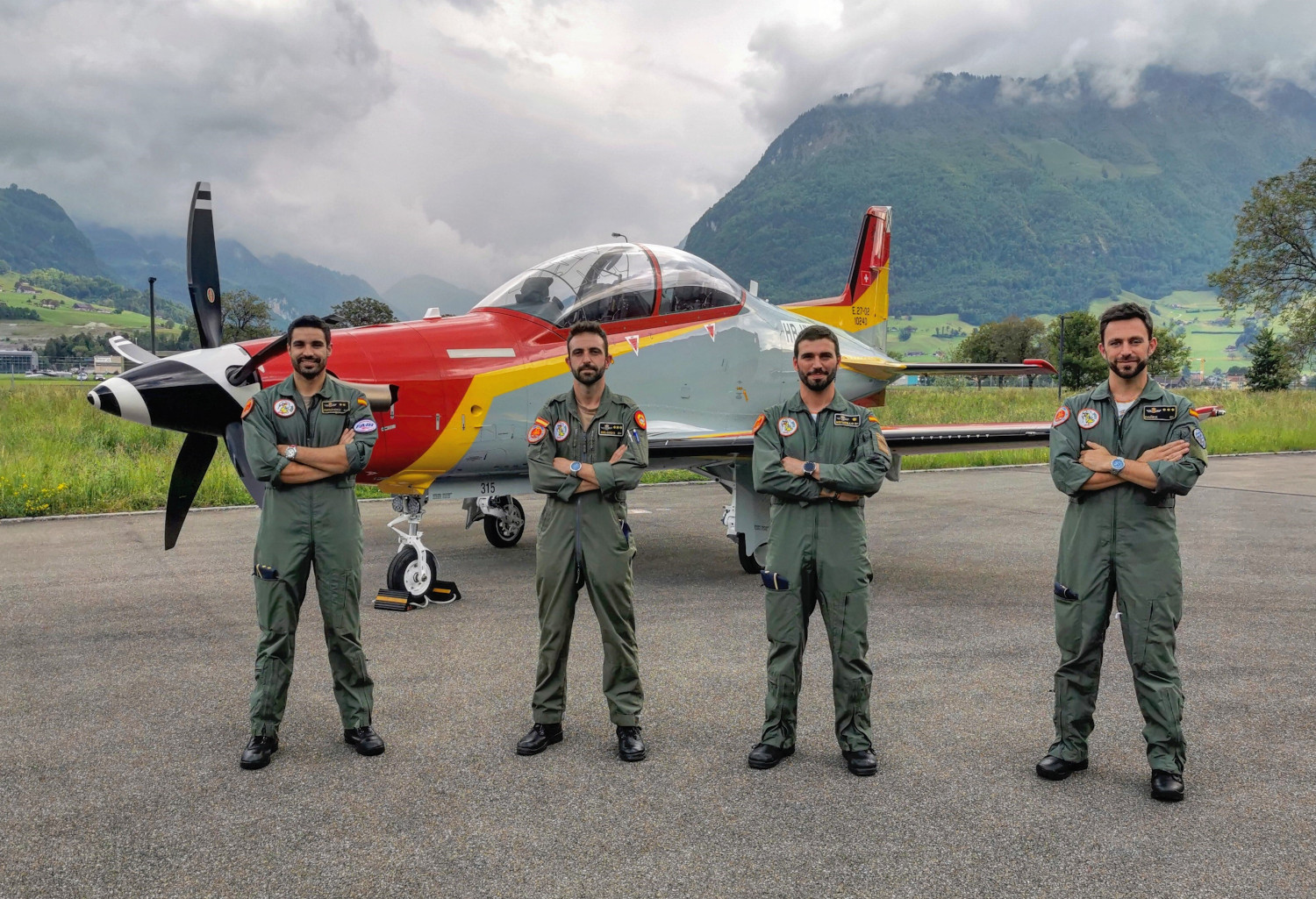 Los cuatro primeros pilotos del PC-21 del Ejército del Aire frente al segundo de los aviones en las instalaciones de Pilatus.