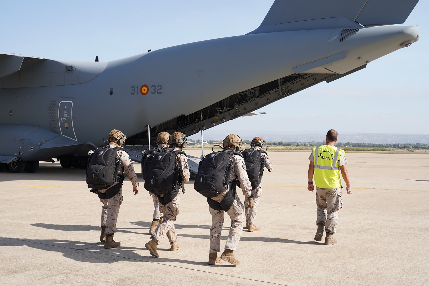 Cinco de los saltadores se dirigen al A400M para efectuar el salto HAHO.