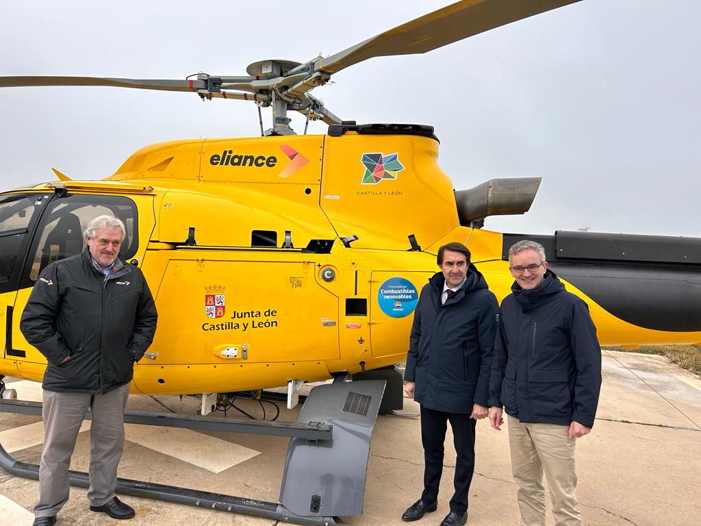 Juan Carlos Martínez-Saiz de Repsol, Juan Carlos Suárez-Quiñones de la junta de Castilla y León y Oliver fernández de Repsol en la presentación del acuerdo.