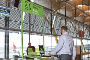 Embarque por reconocimiento facial en la T4 del aeropuerto de Madrid Barajas.