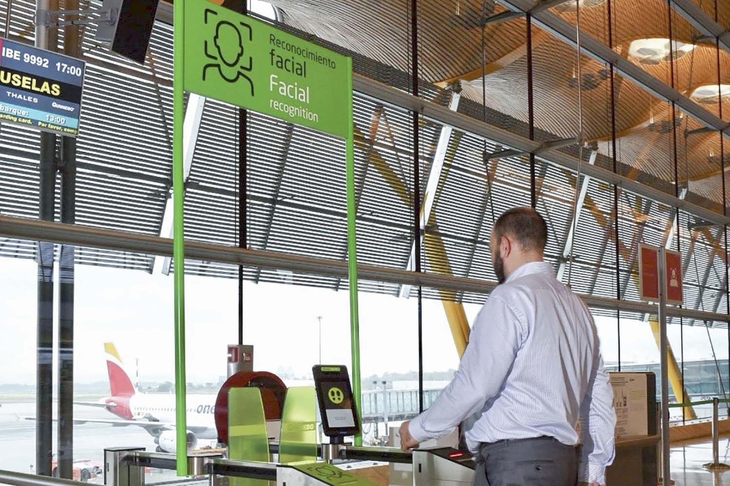 Embarque por reconocimiento facial en la T4 del aeropuerto de Madrid Barajas.