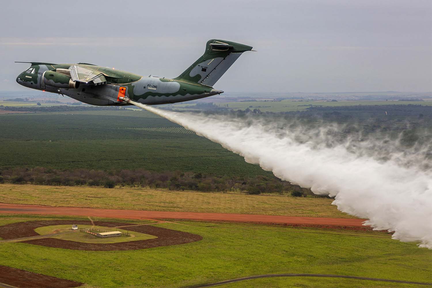 Descarga de agua desde el Embraer C-390 durante uno de los ensayos.