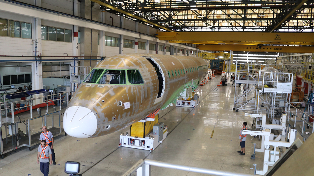 Trabajadores de EMbraer en la cadena de producción de la familia EJet-2.