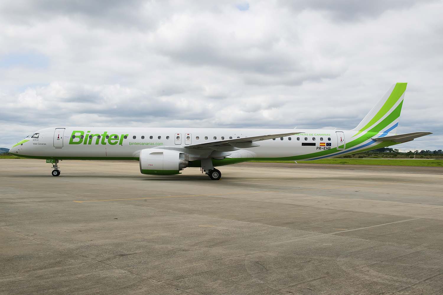 El primero de tres E195-E2 entregados en 2019 por Embraer a Binter Canarias.