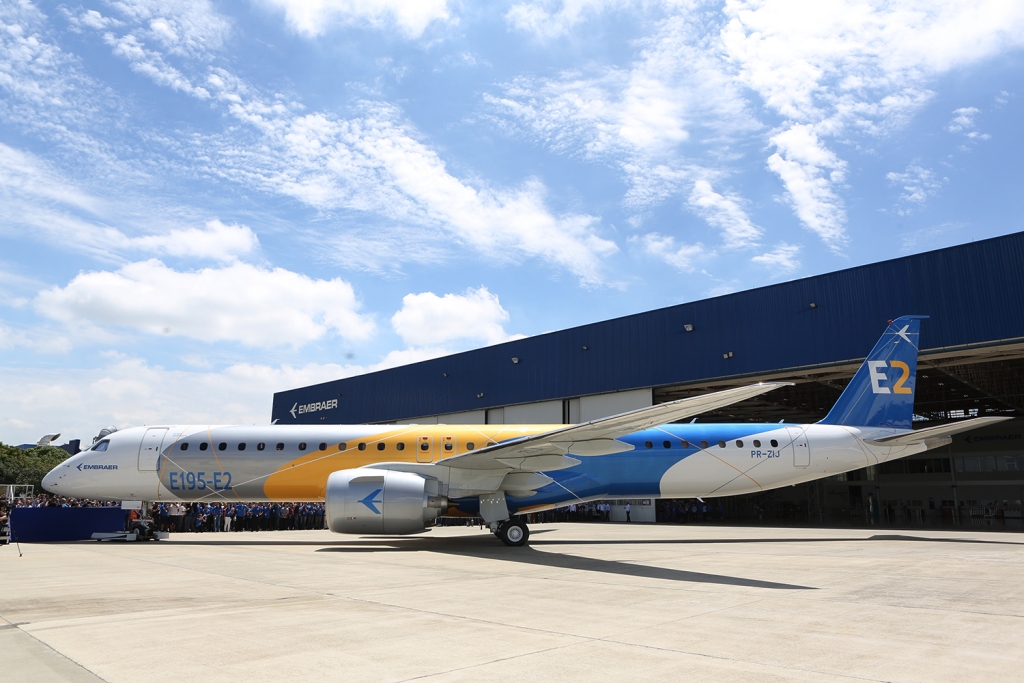 El prototipo del Embraer E195-E2 duurante su roll out.