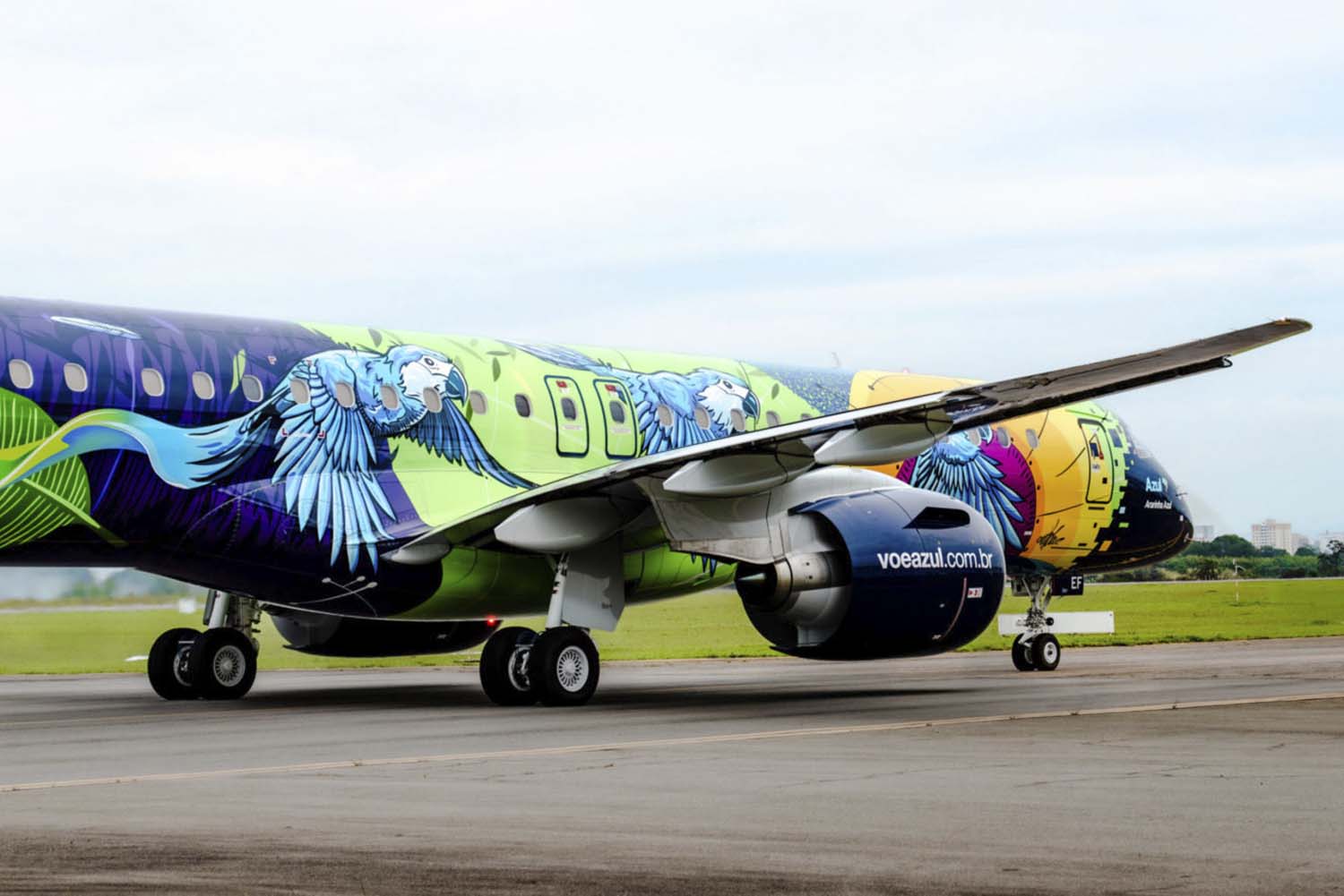 Entre las 130 entregas de Embraer en 2020 estuvo este E195-E2 para la brasileña Azul con etsa atractiva decoración.
