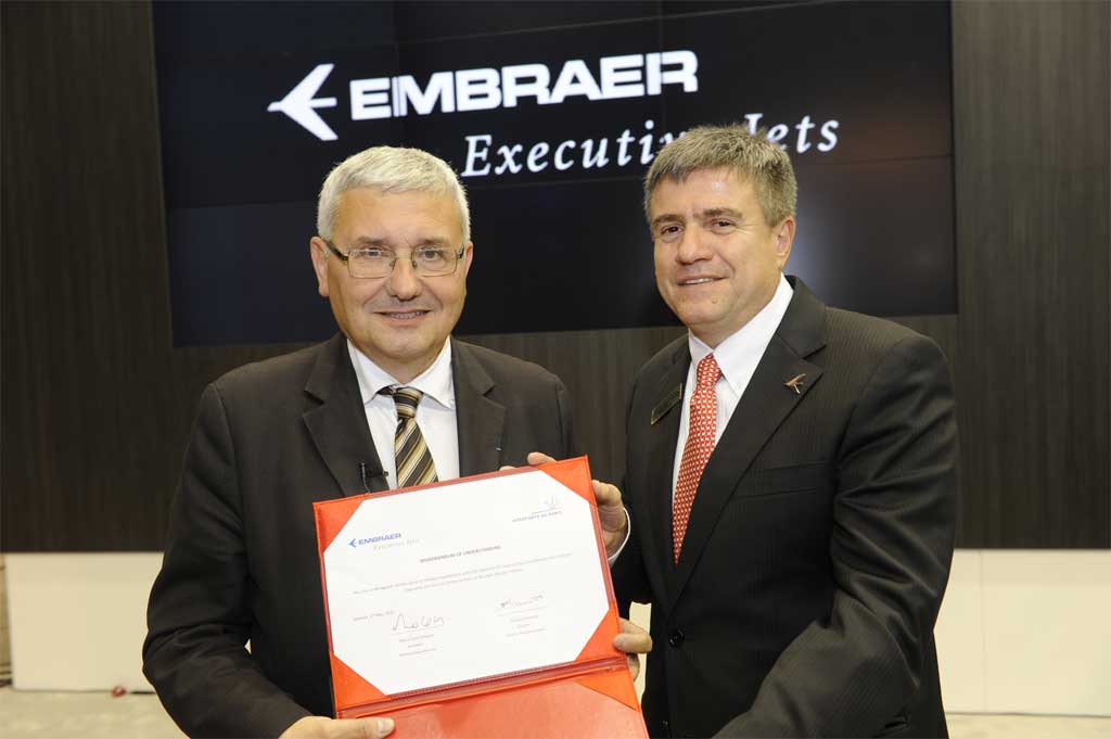 Firma del acuerdo entre Embraer y el aeropuerto de Le Bourget para la construcción de un hangar de mantenimiento propio de los brasileños en París