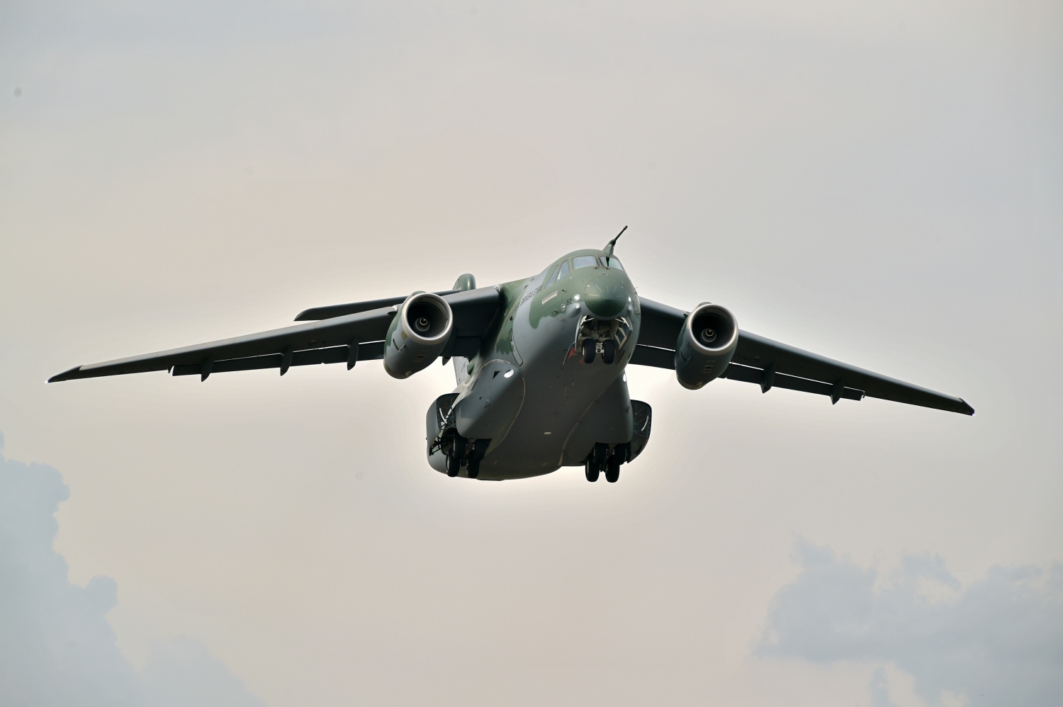 Despegue del primer Embraer KC-390 de serie en su primer vuelo.