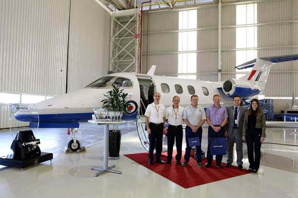 Entrega en la factoría de Embraer del primer Phenom 100 para la formación de pilotos militares británicos.