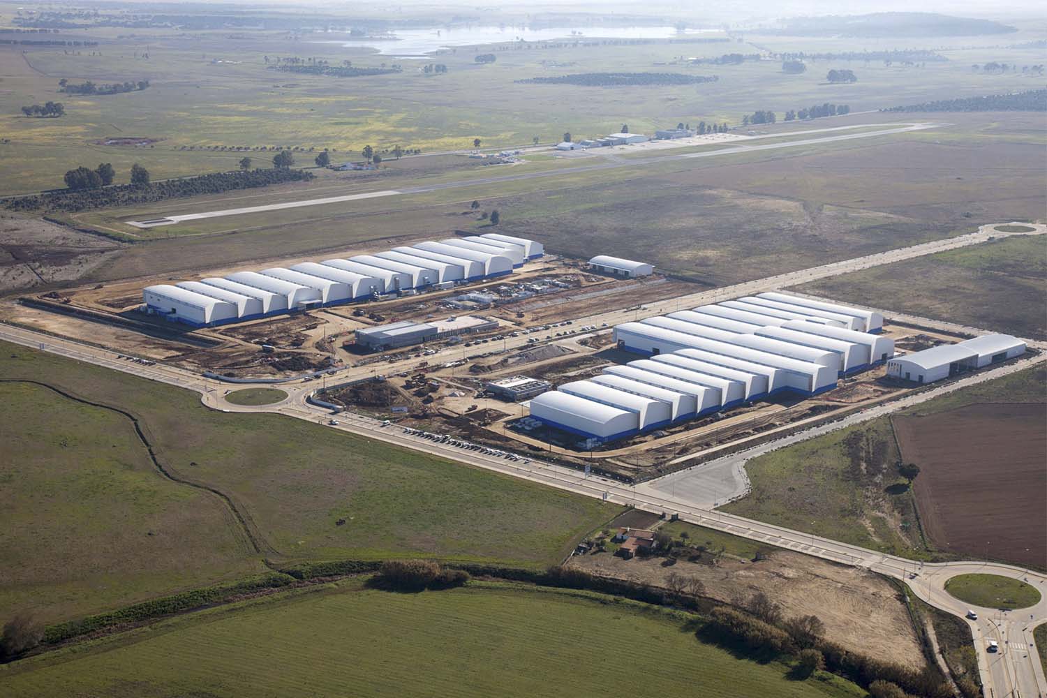 Las dos plantas de Embraer en Évora durante su construcción.