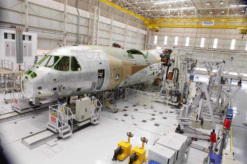 La presidenta de Brasil, Dilma Rousseff, ha inaugurada la FAL del Embraer KC-390