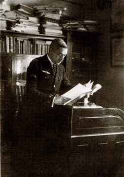 Emilio Herrera en su despacho en Cuaro Vientos como director de la de la Escuela Superior de Aerotecnia..