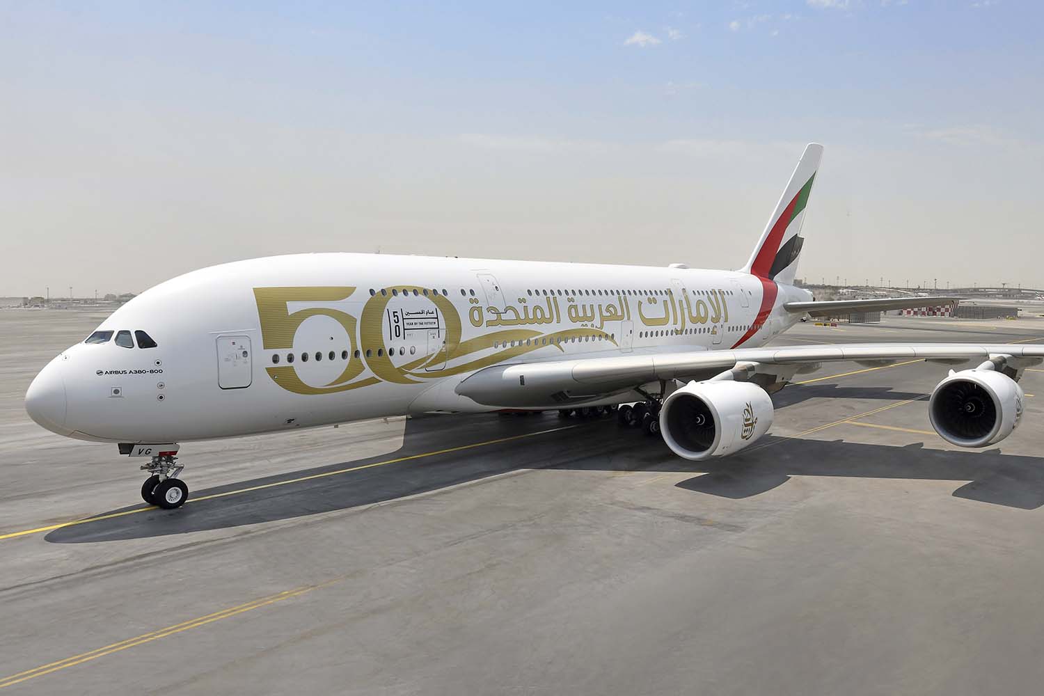 El primer Airbus A380 de Emirates en recibir los nuevos títulos del 50 aniversario por su lado árabe.