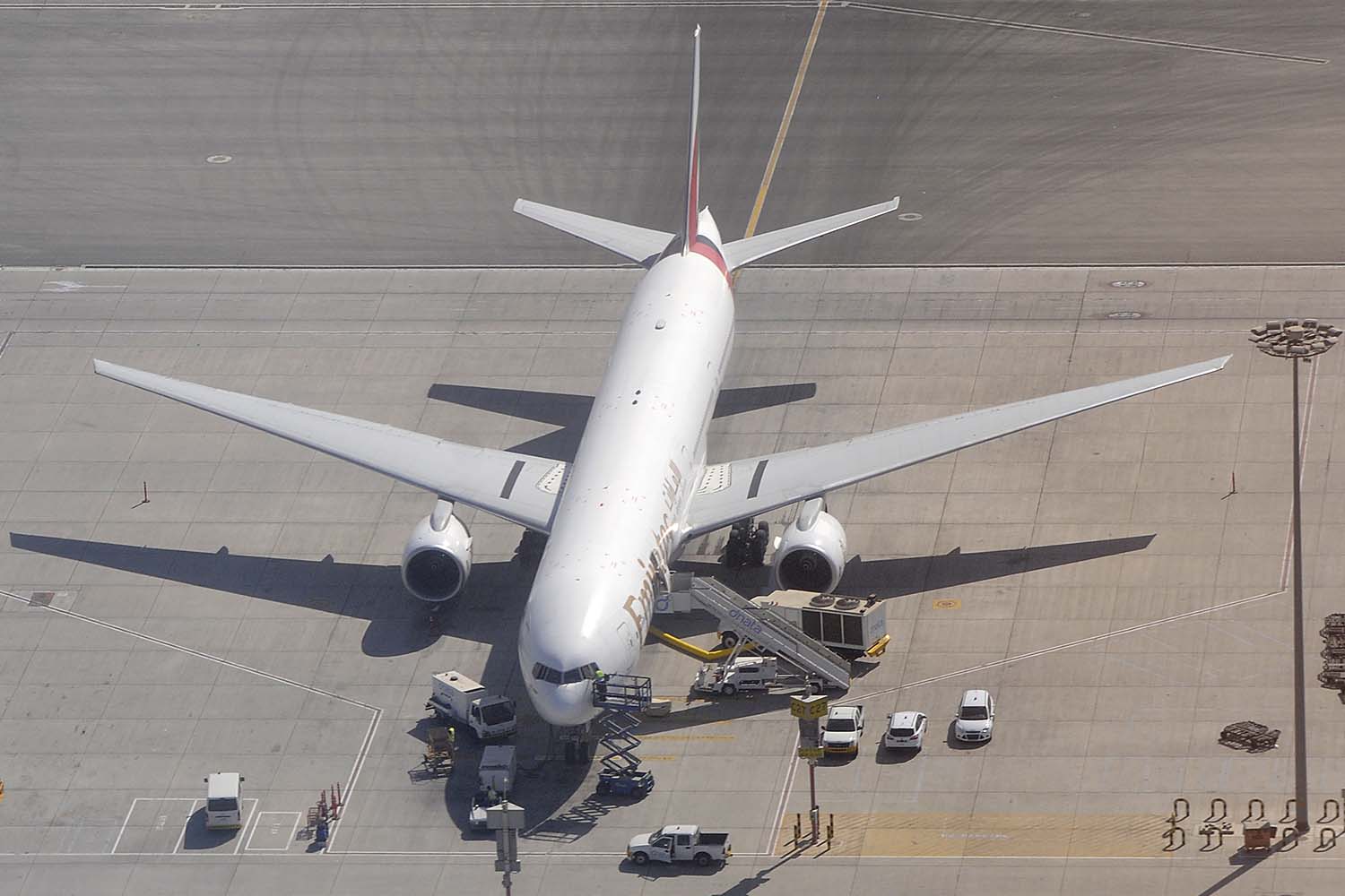 Un Boeing 777 de Emirartes en el aeropuerto de Dubai.