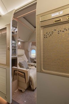 Emirates introdujo cabinas con puertas en 2003, pero esta es la primera versión en la que las cabinas llegan hasta el techo.
