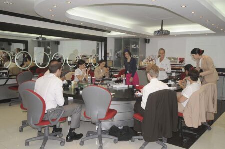 Futuros TCP de Emirates en una clase de cuidado personal.