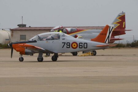 Finalmente tanto el C-101 (detrás), como el T-35 (delante) de la AGA se sustituirán con el PC-21.