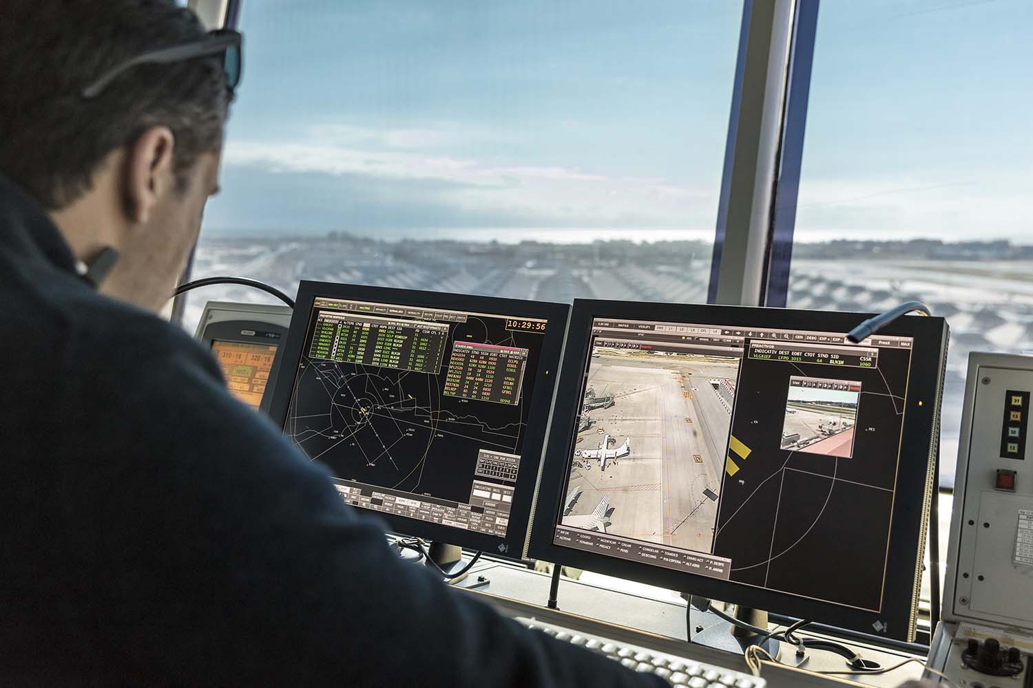 Controlador aéreo en la torre del aeropuerto de Málaga.