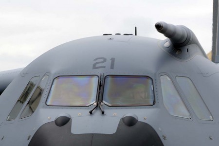 Detalle de las ventanas de la cabina y la sonda de repostaje del A400M.