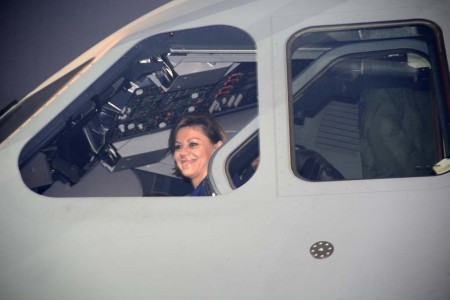 Dolores de Cospedal en el cockpit del A400M del Ejército del Aire español.