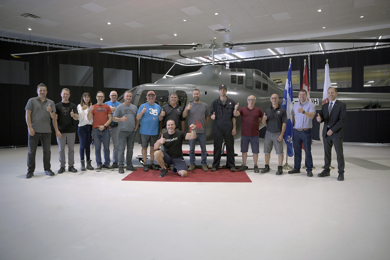 Entrega a Al Barratt (delante, arrodillado) del Bell 505 número 400.