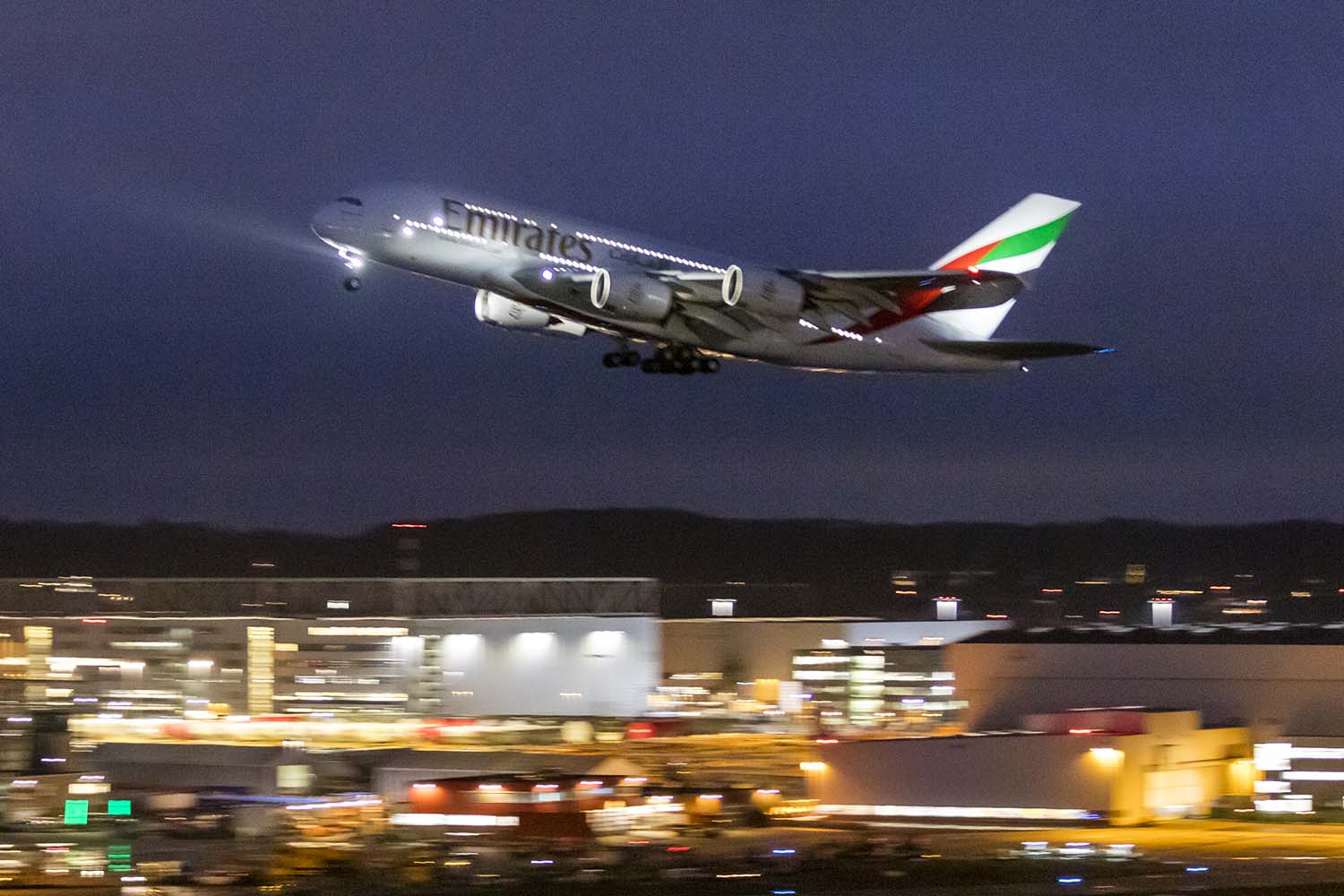 Despegue de Finkenwerder del último Airbus A380 en su vuelo de entrega.