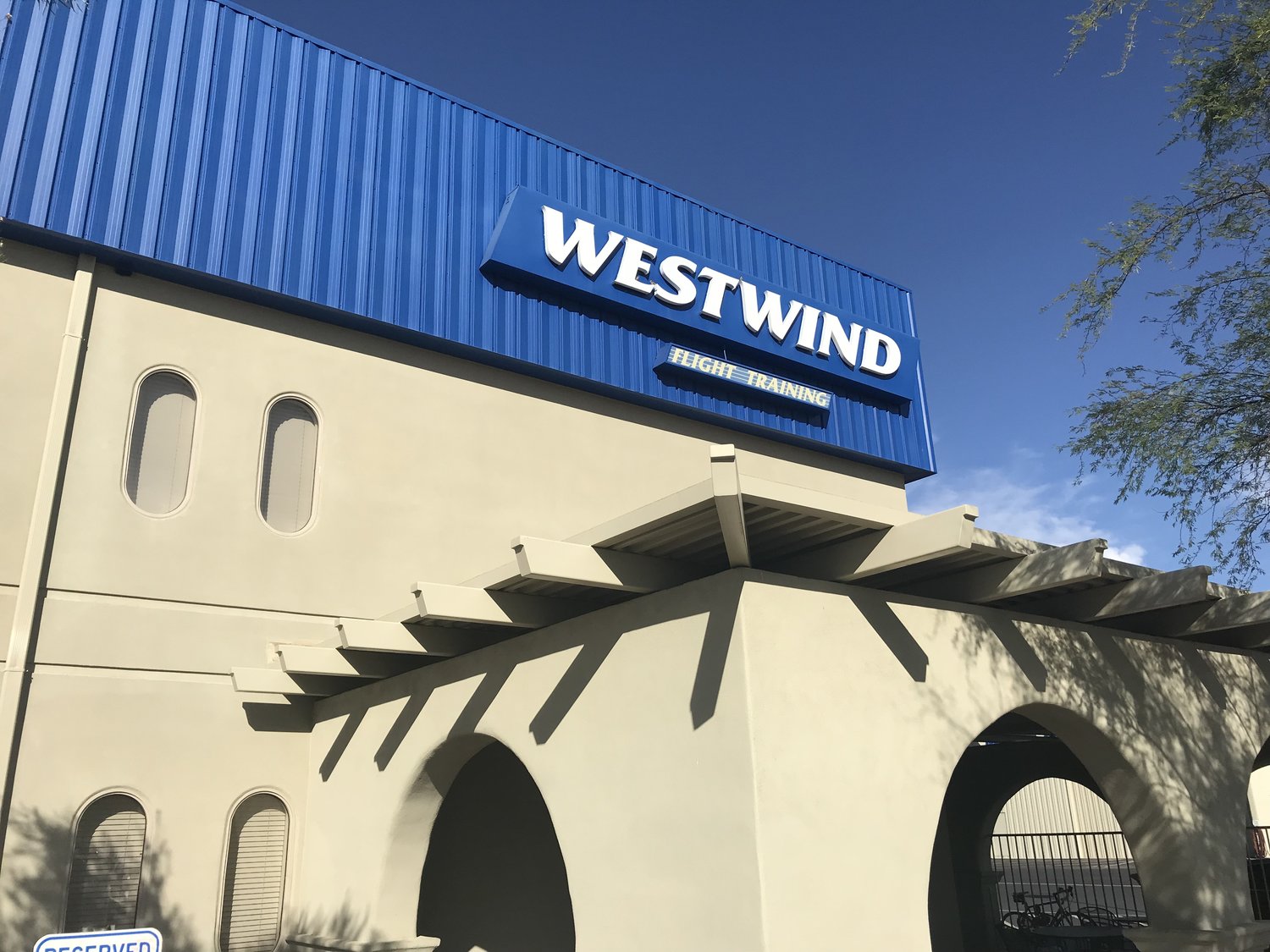 Westwind fue fundada en 1999 en el aeropuerto munincipal Deer Valley de Phoenix.