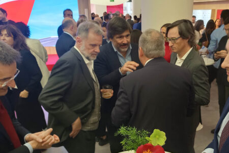 El cocktail de la inauguración dejo ver imágenes como la de Gabriel Subirías, de World2meet (a la que pertence World2fly), hablando con el ministro y el presidente de Iberia (fuera de la foto en ese momento).