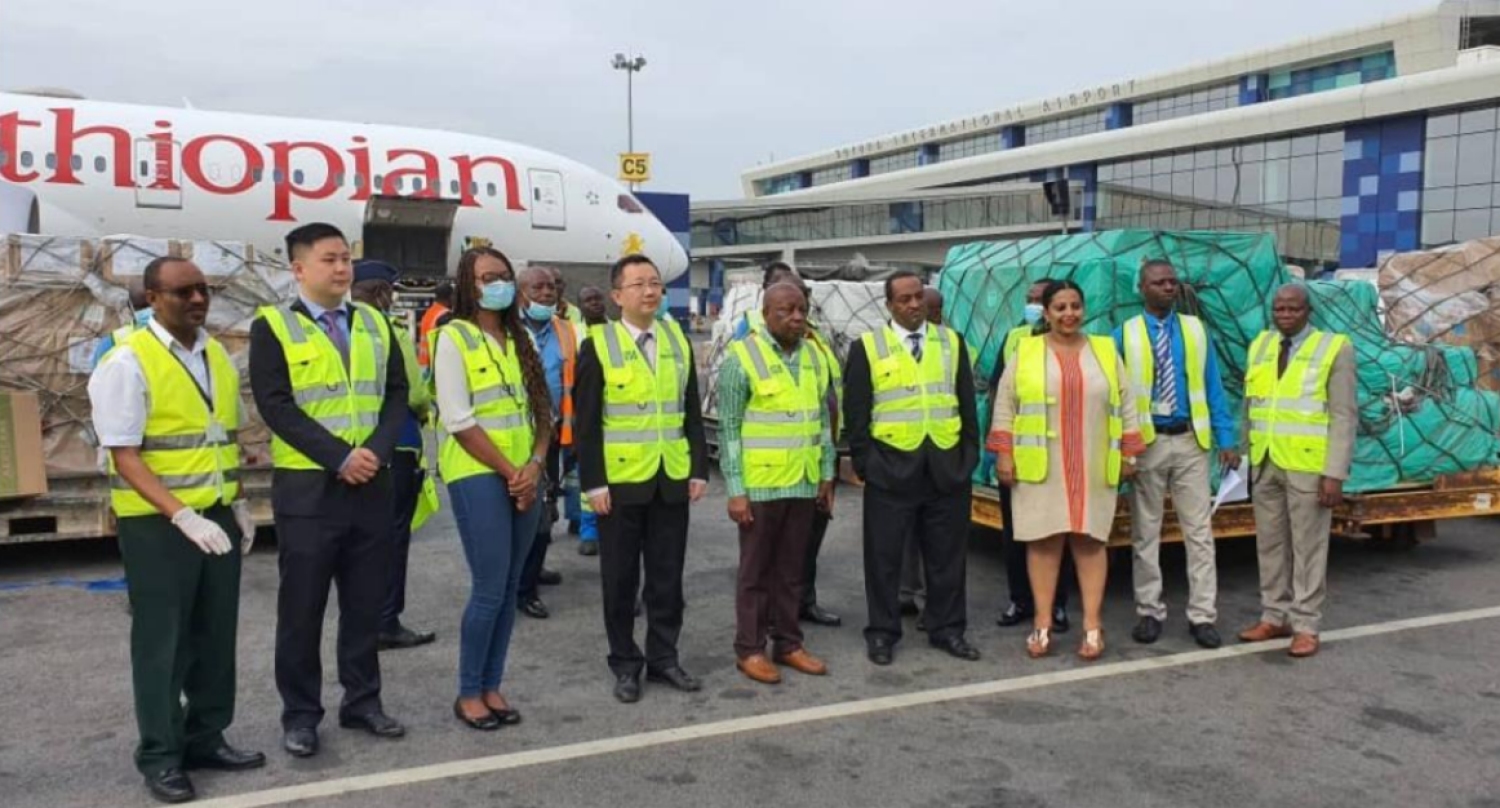 Jack Ma, Abiy Ahmed, Tewolde GebreMariam ante uno de los cargamentos de ayuda médica junto a uno de los Boeing 787 de Ethiopian Airlines.