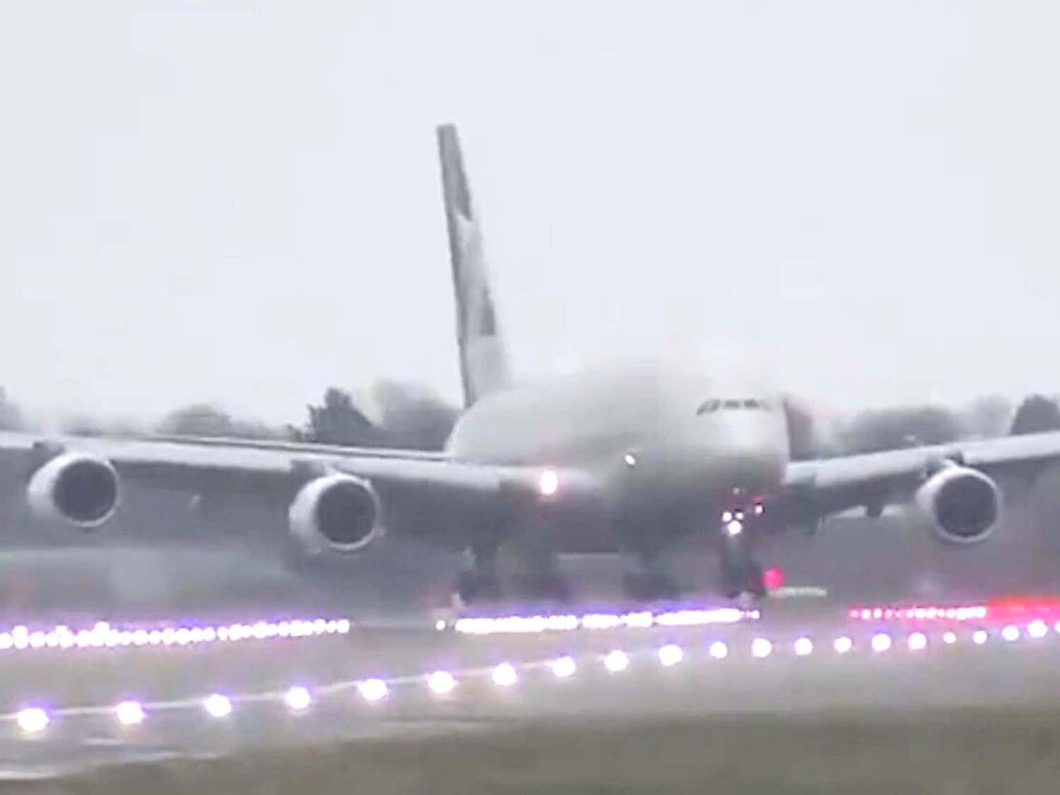 Captura del video del aterrizaje en Londres Heathrow del Airbus A380 de Etihad con viento cruzado.